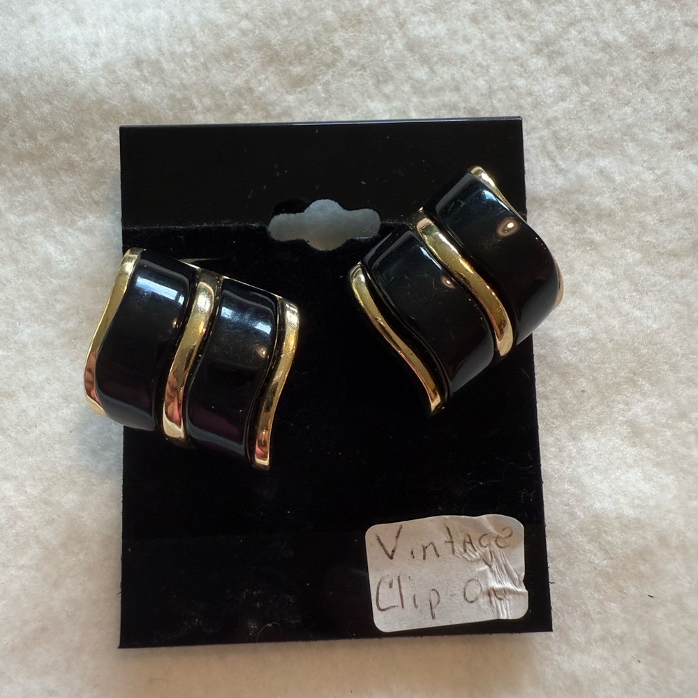 🔥 2/$8, 3/$10, 4/$12 🔥 Vintage Black and Gold Clip-On Earrings